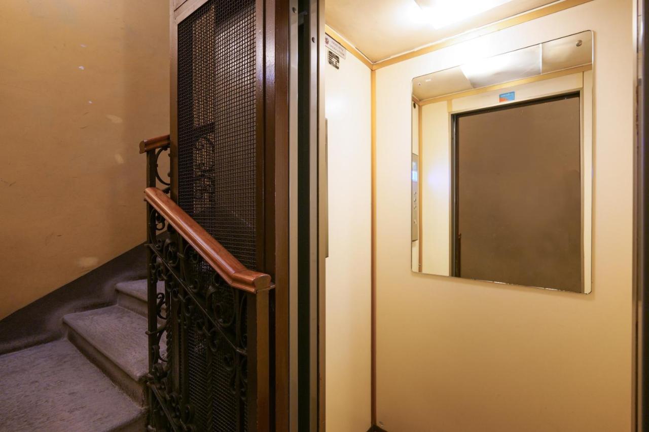 Castello Luxury Apartment - In The Heart Of Milan Milão Exterior foto